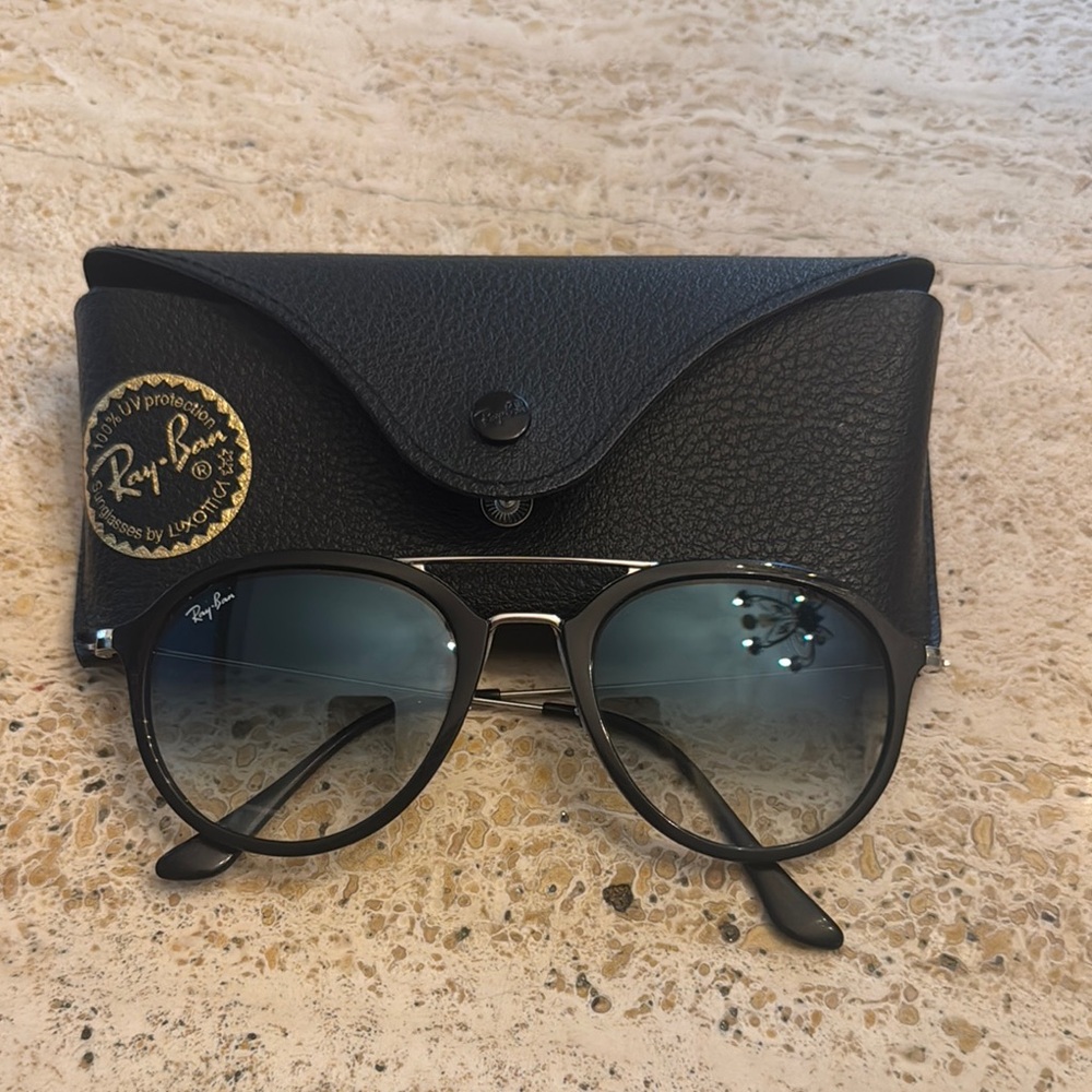 Ray-Ban Aviator Sunglasses with Black Frame